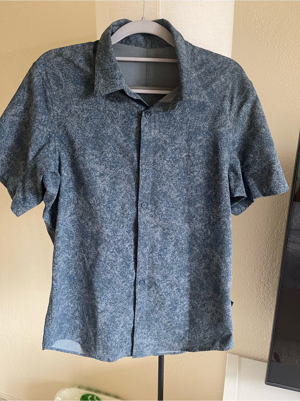 lululemon athletica Short-Sleeve Button-Down Shirt in Heathered Blue
